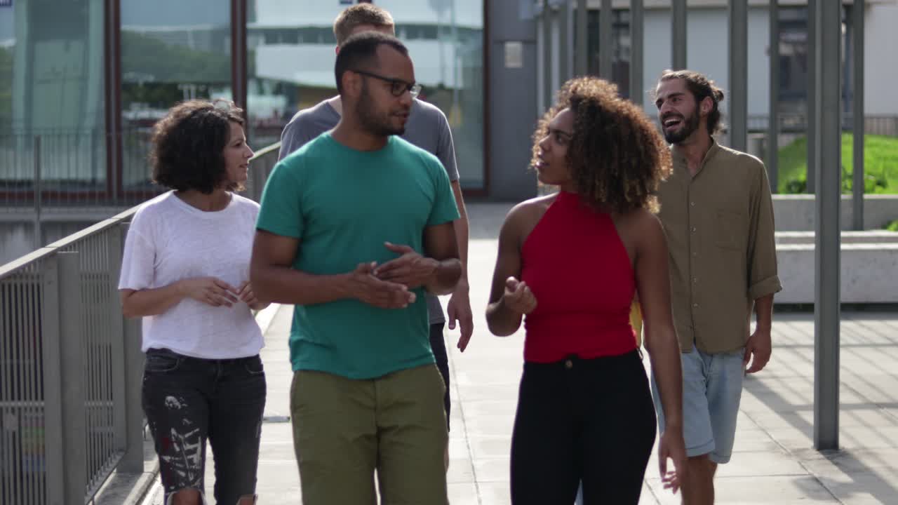 amigos sonrientes caminando al aire libre