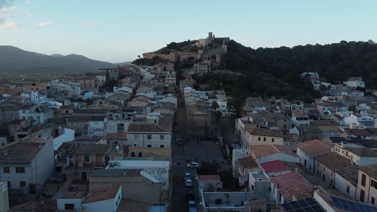 Vista aerea della città e del castello di Capdepera al crepuscolo, Maiorca, Spagna.