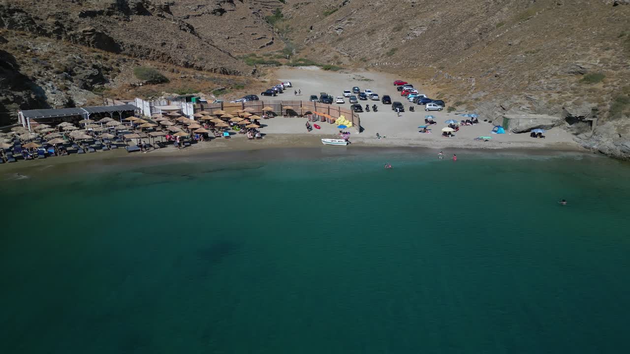 vista aérea de la playa de apothikes en la isla de andros en las cícladas, grecia