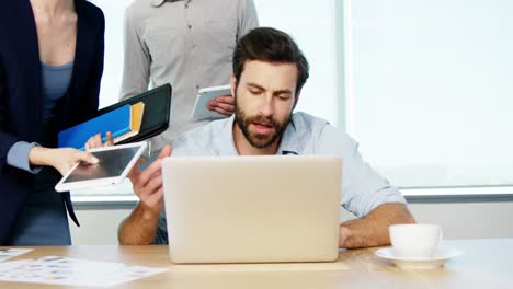 frustrarse mientras trabaja en su escritorio ejecutivo