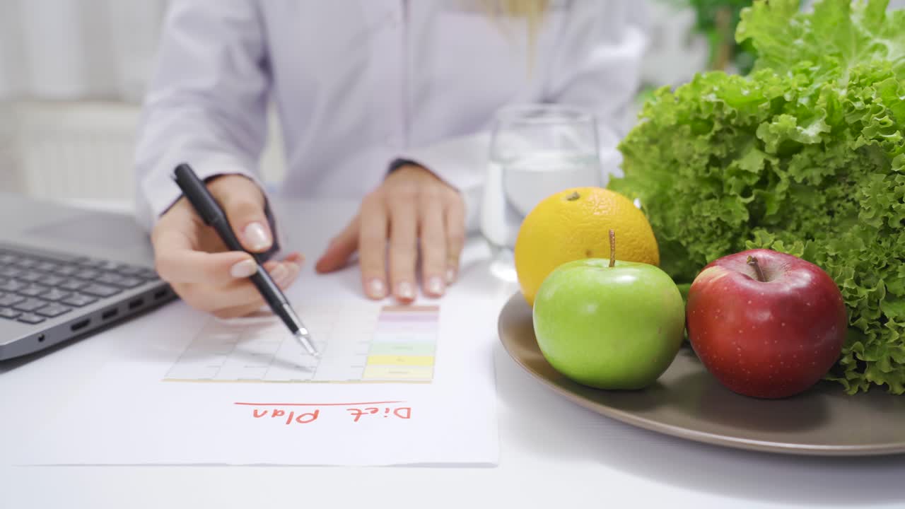 el nutricionista prepara una lista de dieta compuesta por productos saludables.