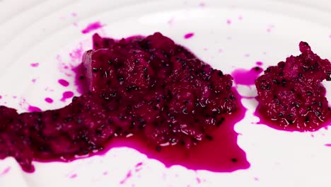 la pulpa de la fruta del dragón esparcida en un plato blanco