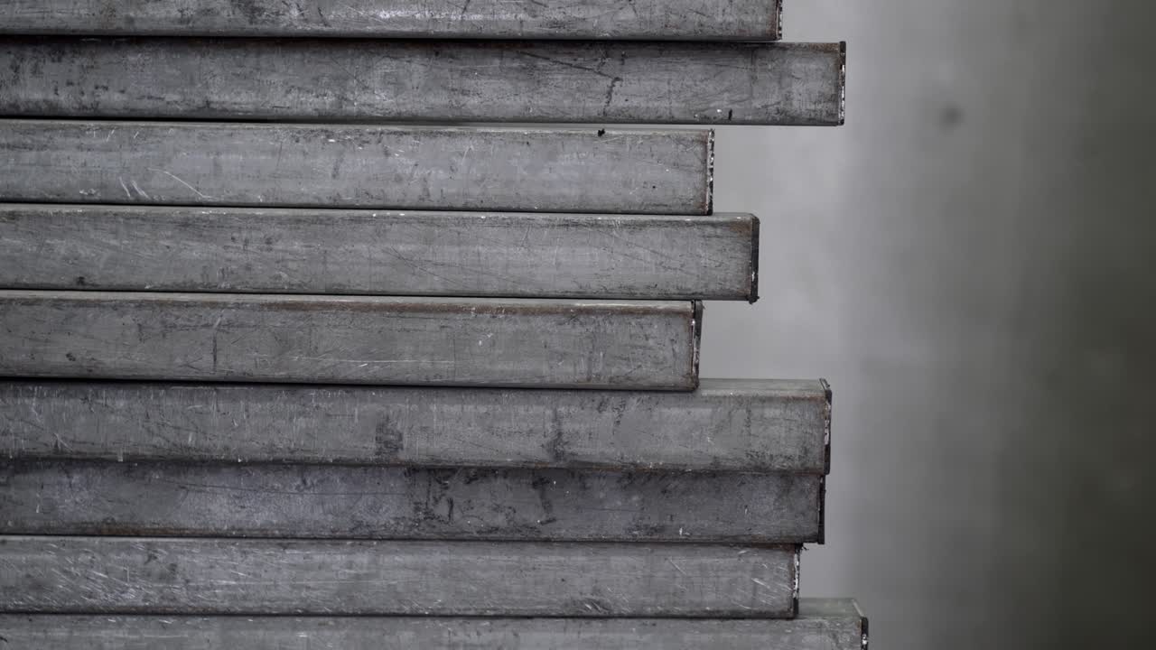 금속 재활용품은 끔하게 배열되어 있습니다. 외모는 오래된 것입니다. 트럭은 오른쪽에서 왼쪽으로 습니다.