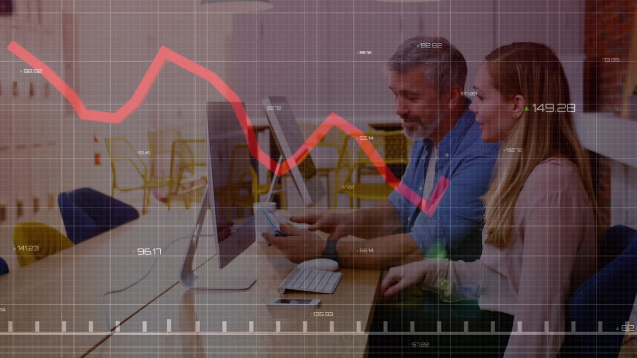 animación de procesamiento de datos sobre un hombre y una mujer caucásicos discutiendo sobre una tableta digital en la oficina
