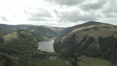 Cielo-Dramático-Sobre-Los-Lagos-Y-Montañas-Glendalough-En-El-Condado-De-Wicklow,-Irlanda