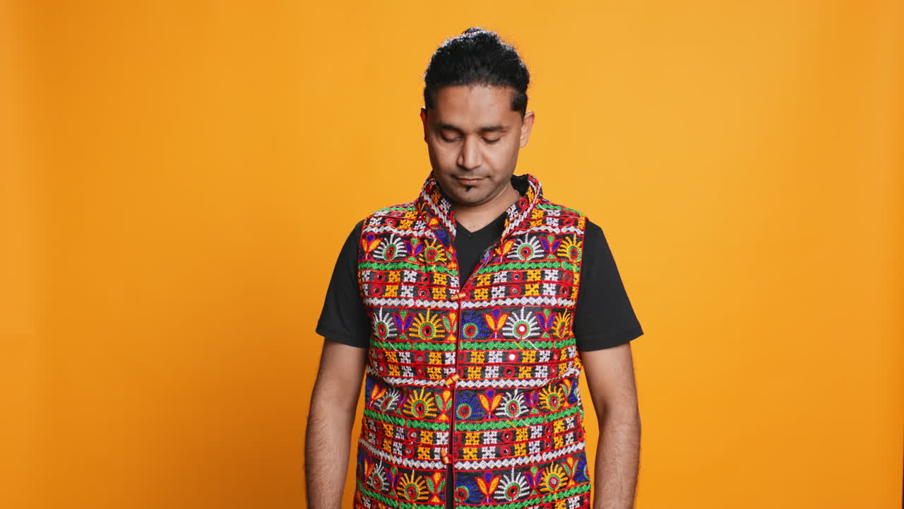 hombre feliz en traje tradicional sonriendo, fondo de estudio