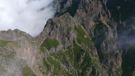 Antena:-Cima-De-La-Montaña-Por-Encima-De-Las-Nubes-En-Madeira