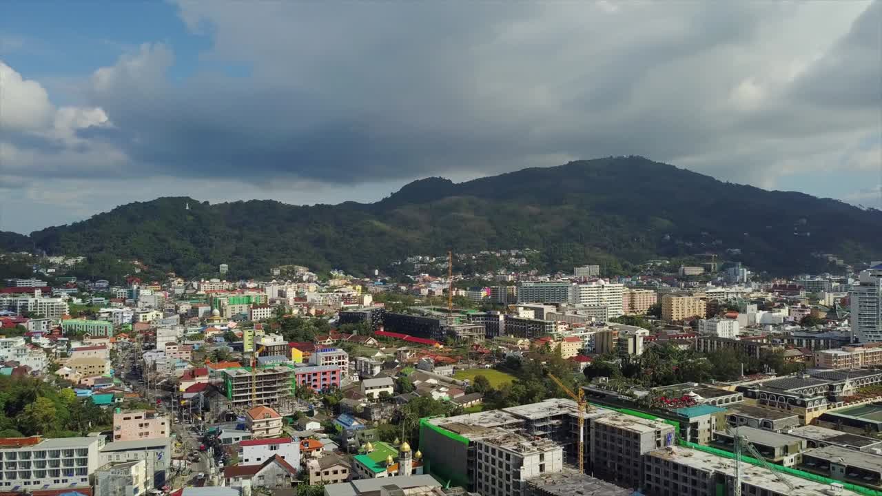 푸켓 섬, 파 타운, 트래픽 서클, 에어리얼 파노라마 4k