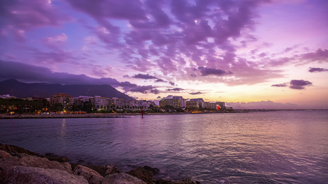 Transizione time-lapse dalla notte al giorno sulla costa di Malaga, Spagna, sul mare