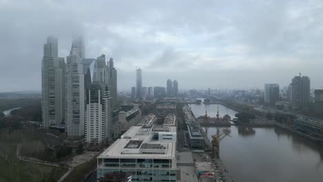 Vista-Aérea-Panorámica-De-Rascacielos-Y-Hoteles-De-Argentina-Bajo-Un-Cielo-Nublado-Debido-Al-Cambio-Climático,-Buenos-Aires