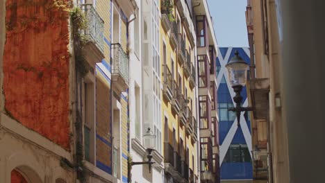 clip de cámara lenta de una calle estrecha en gijón, asturias
