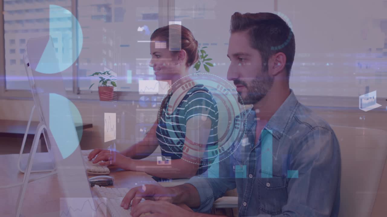 animación de datos diversos sobre un hombre y una mujer de negocios caucásicos sonrientes trabajando en computadoras