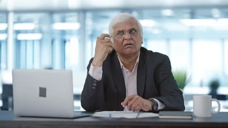 confundido el empresario indio senior pensando