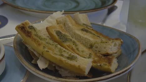 criado con ajo y hierbas en un restaurante italiano