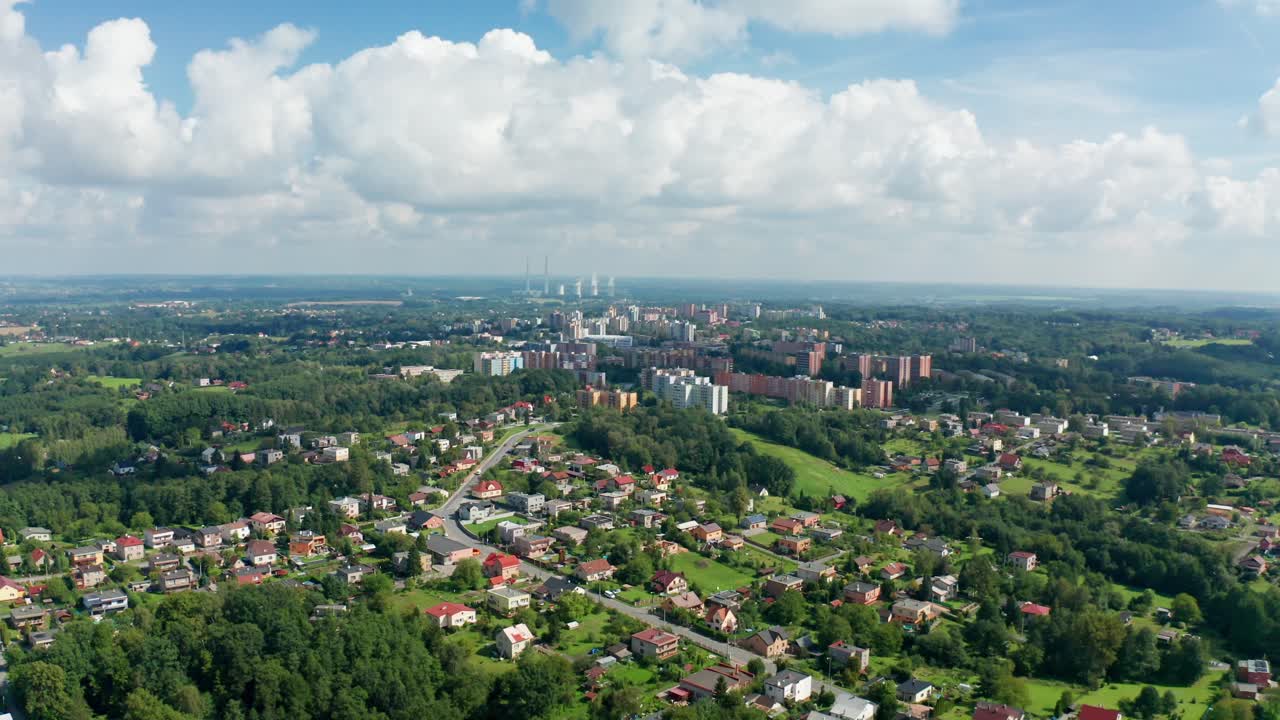 여름 에 발전소 와 함께 체코 의 대도시 오스트라바 의 공중 드론 촬영