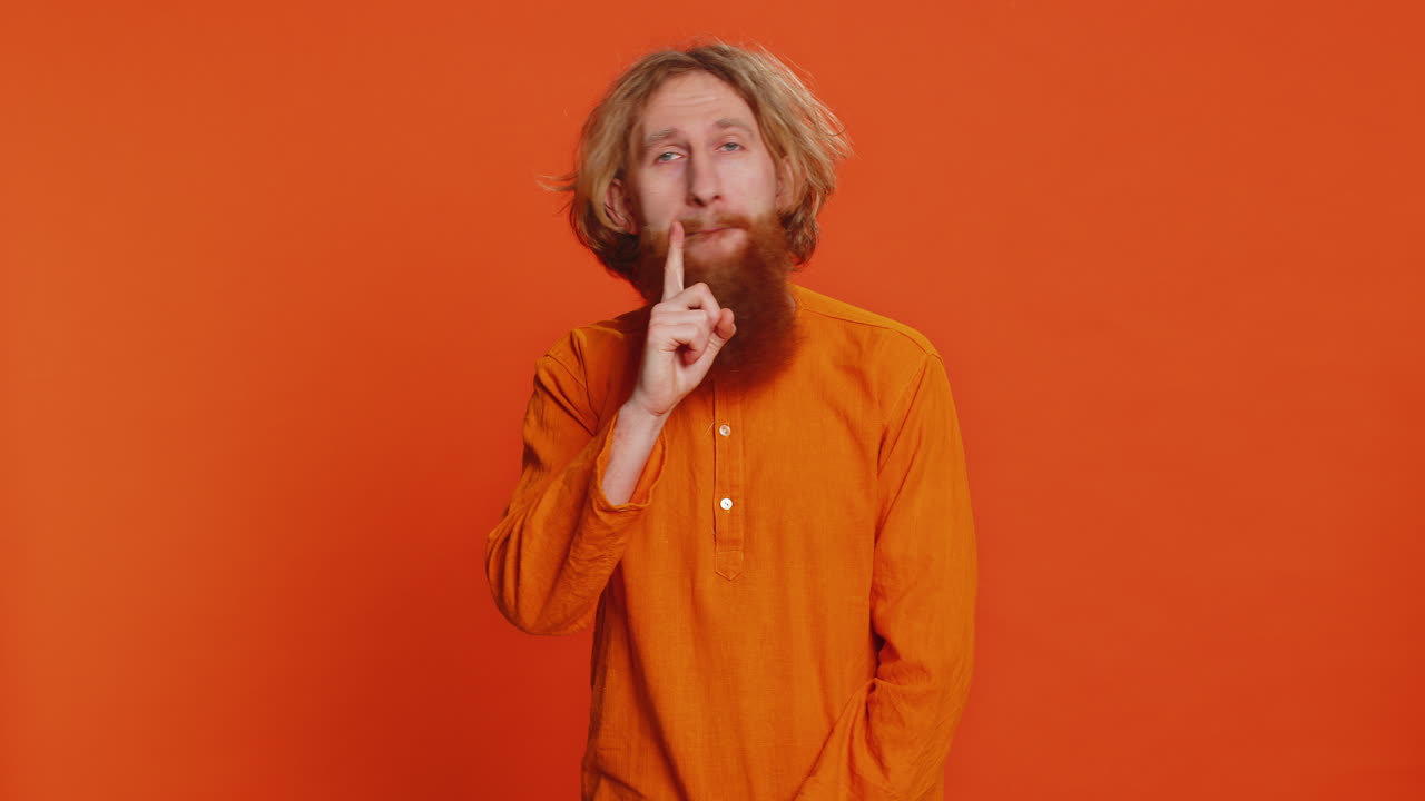 joven presiona el dedo a los labios hacer silencio gesto señal no dice secreto parar chismes privacidad