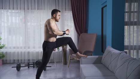 hombre atlético estirando colocando su pie en la silla.