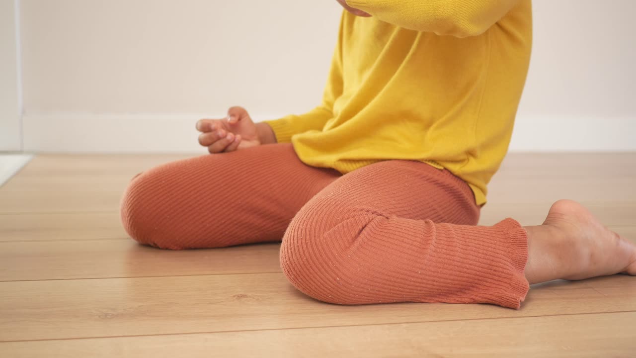 바닥에 앉아 있는 귀여운 유아 소녀