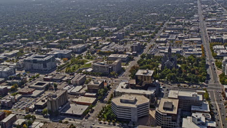 salt lake city utah antena v51 vista de pájaro volar alrededor del centro capturando el edificio histórico del condado en washington square park y la biblioteca pública - filmada con una cámara inspire 2, x7 - octubre de 2021