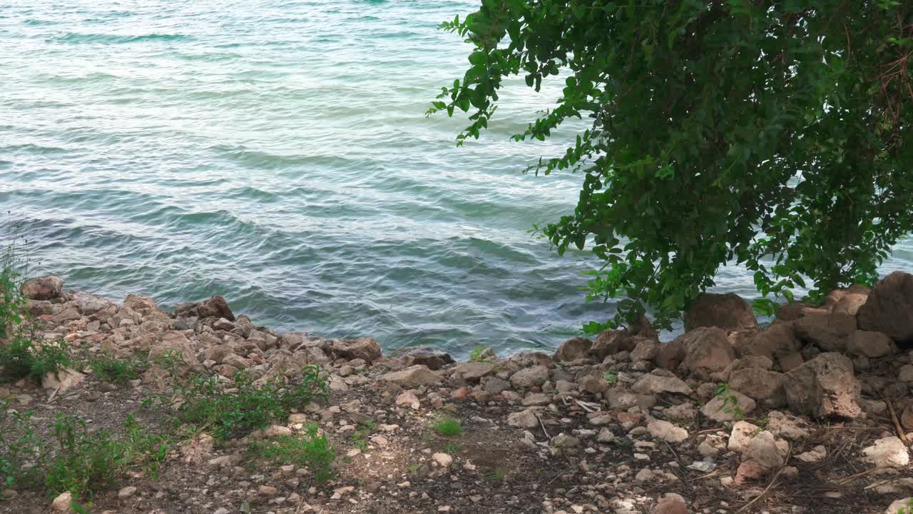 текущая вода в озере фусиан в юньнане, китай.