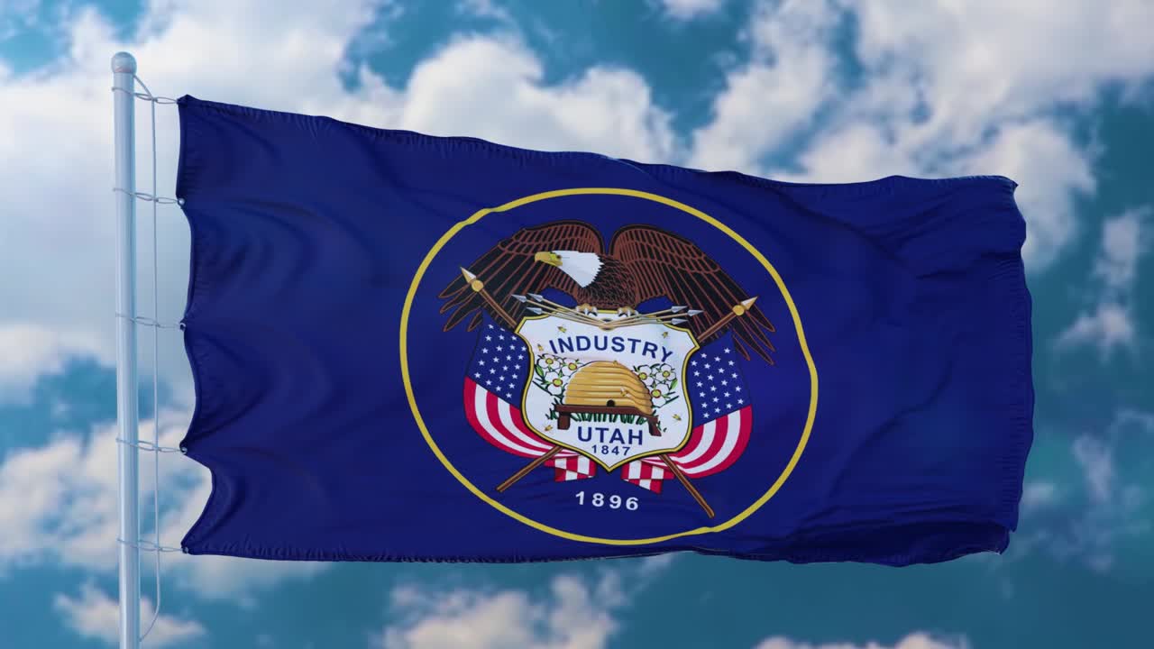 Bandiera dello Utah che sventola al vento, con sfondo di cielo blu