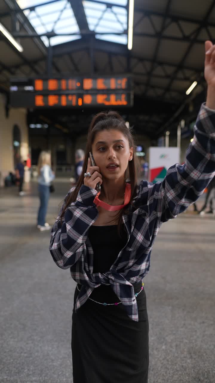 mujer esperando en la estación de tren