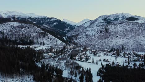 Polnisches-Dorf-Kościelisko-Im-Winterschnee-Drohnen-Luftaufnahme