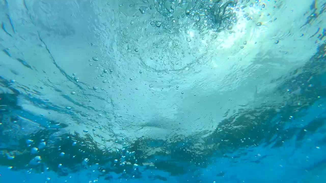 Vista subacquea che guarda verso la superficie di una piscina