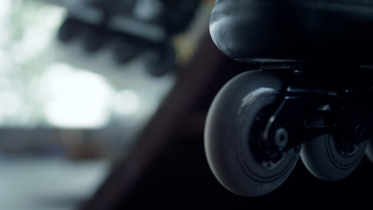 atleta activo teniendo un descanso después del entrenamiento skatepark. piernas de hombre en patines