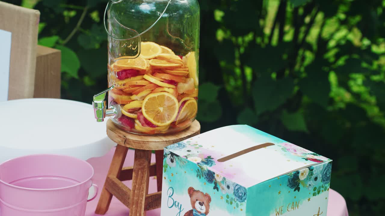 소년이나 소녀의 성별을 밝히는 파티 밖의 투표 상자