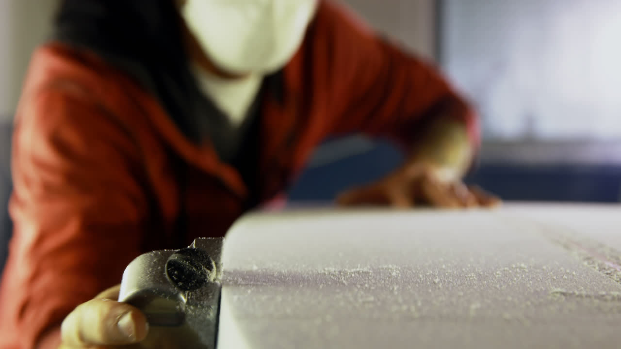 서프보드를 만드는 남자 4k