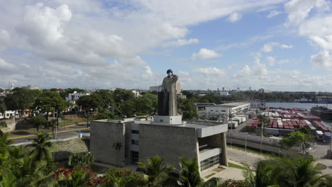 Acercamiento-Aéreo-De-La-Playa-De-Montesinos-Y-La-Estatua-De-Fray-Anton-Con-Máscara-Covid