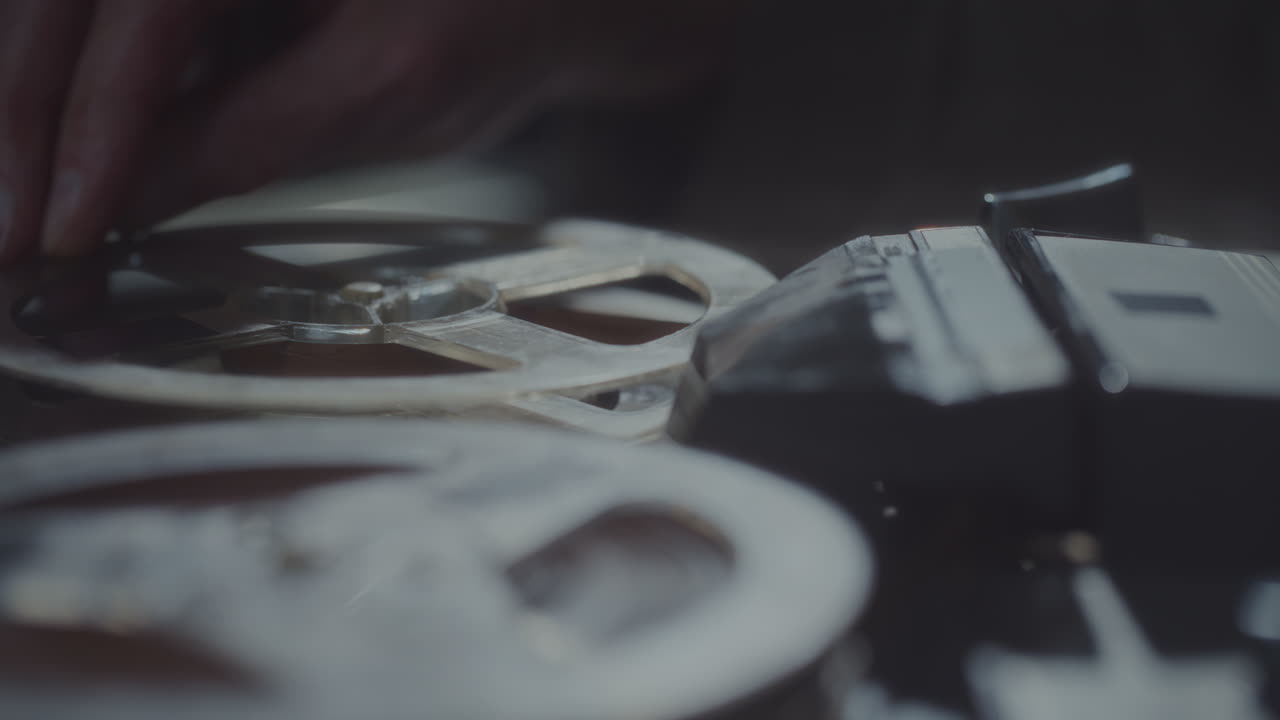 스파이는 신중한 녹음을 듣습니다.