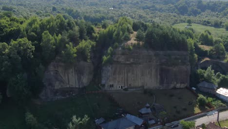 monasterio rumano tallado en una gran formación montañosa