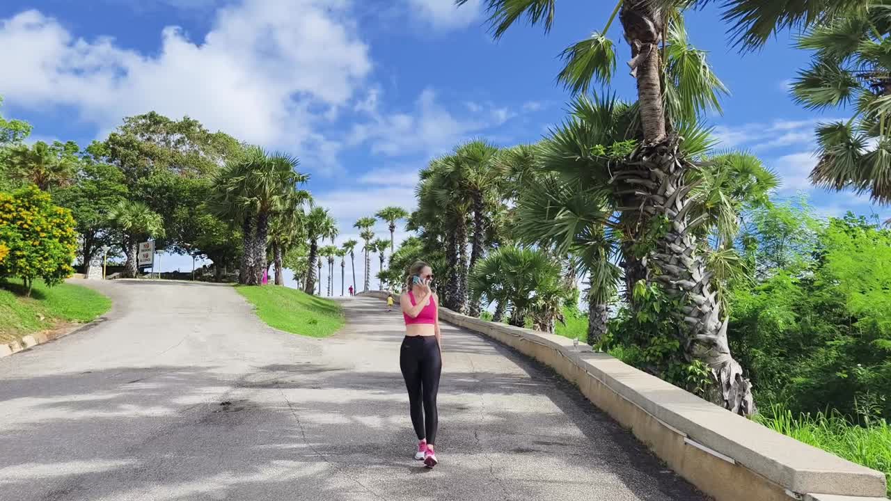 mujer caminando en un parque en un día soleado