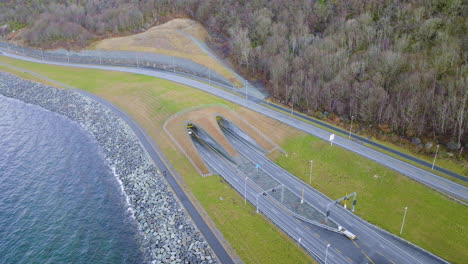 luftaufnahme des eingangs zum ryfast-unterwassertunnelsystem in norwegen