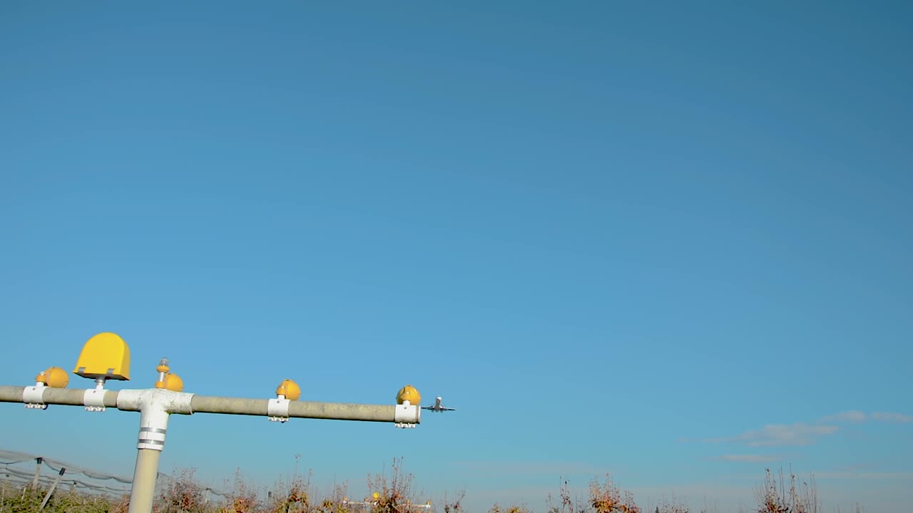 화창한 날 머리 위로 날아가는 상업용 여객기