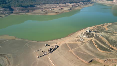 el dique de pantano de sau en la laguna de catalonia, españa, sequía intensa en 2024