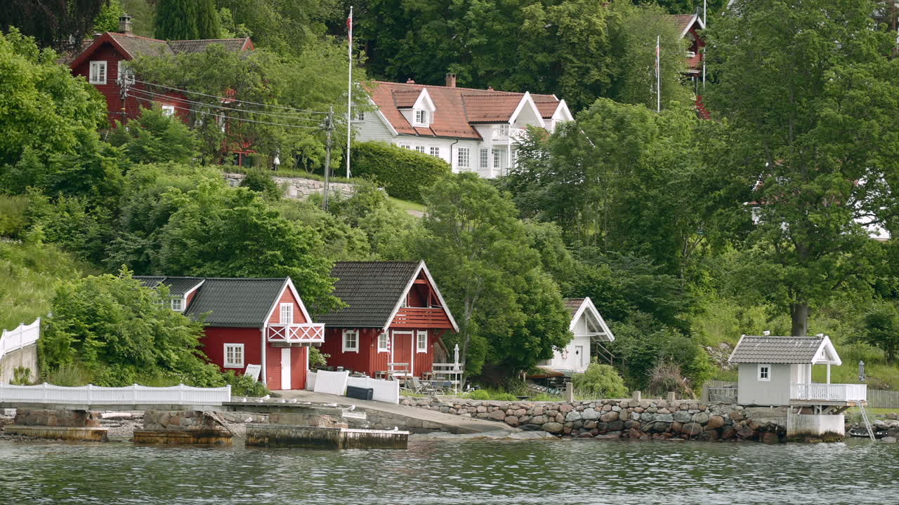 해안 언덕 에 있는 다채로운 나무 집 들