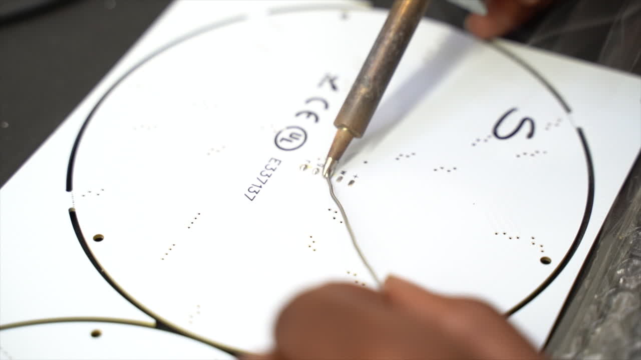 ingeniero de puntos de conexión de soldadura previa en dispositivo eléctrico