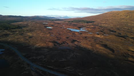 Volando-Sobre-Los-Páramos-Invernales-Escoceses-Hacia-Loch-Mor-Na-Caiplaich-Al-Amanecer-En-Sligachan-En-La-Isla-De-Skye-Escocia