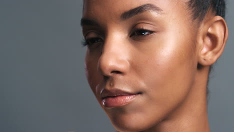 retrato de modelo con luz de arco iris en el rostro