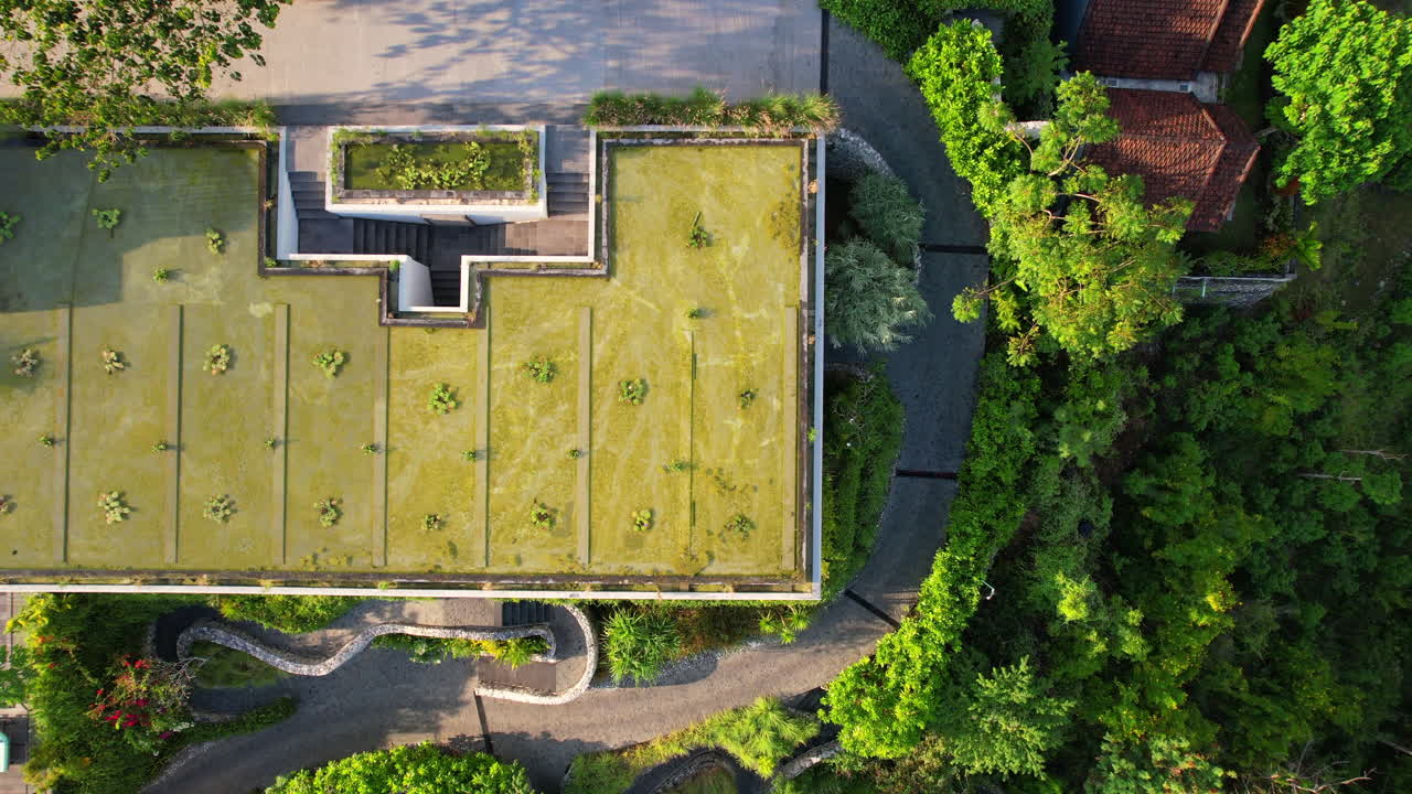 revelación aérea de la villa de maua resort construida en la cima de una colina en nusa penida, bali, indonesia