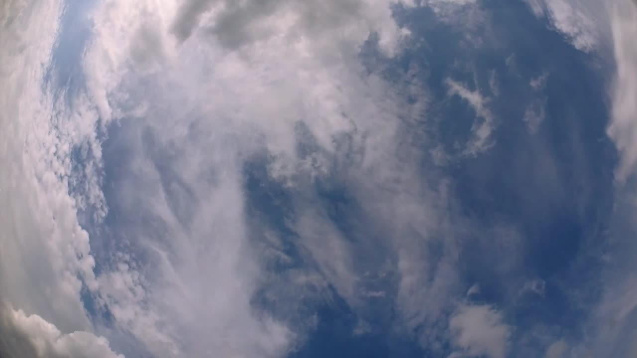 cielo azul y capa de nubes moviéndose en una hermosa tarde soleada