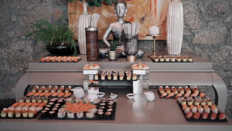 Exhibición-De-Surtido-De-Sushi-En-Una-Mesa-Elegante