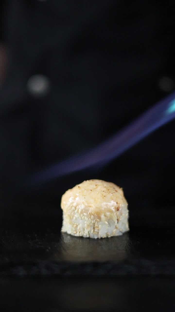 sushi de vieiras flamadas