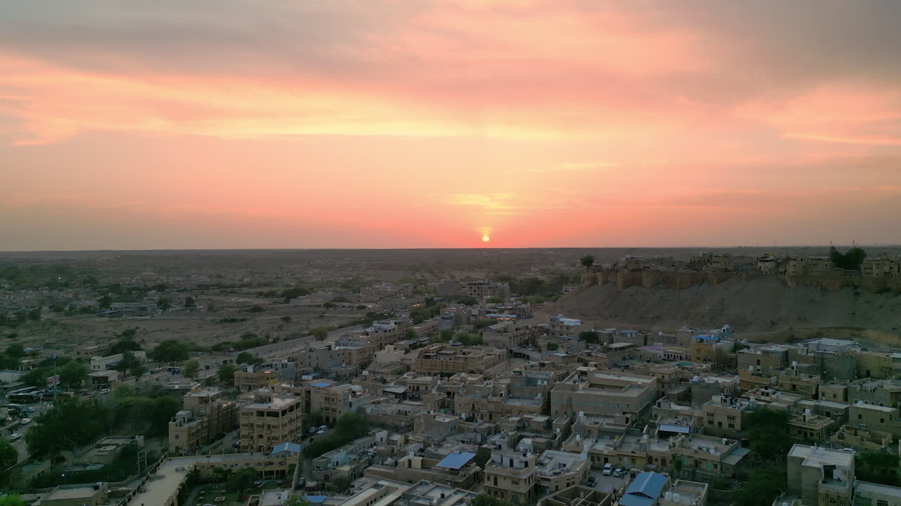 elevando imágenes de drones de una impresionante puesta de sol junto al histórico fuerte de jaisalmer en rajasthan, india.