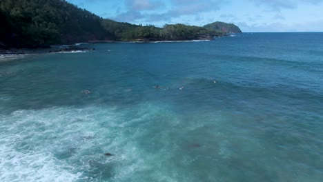 Vista-Aérea-De-Un-Grupo-De-Surfistas-Esperando-Olas-En-El-Hermoso-Paisaje-De-La-Playa-De-Koki,-Maui.