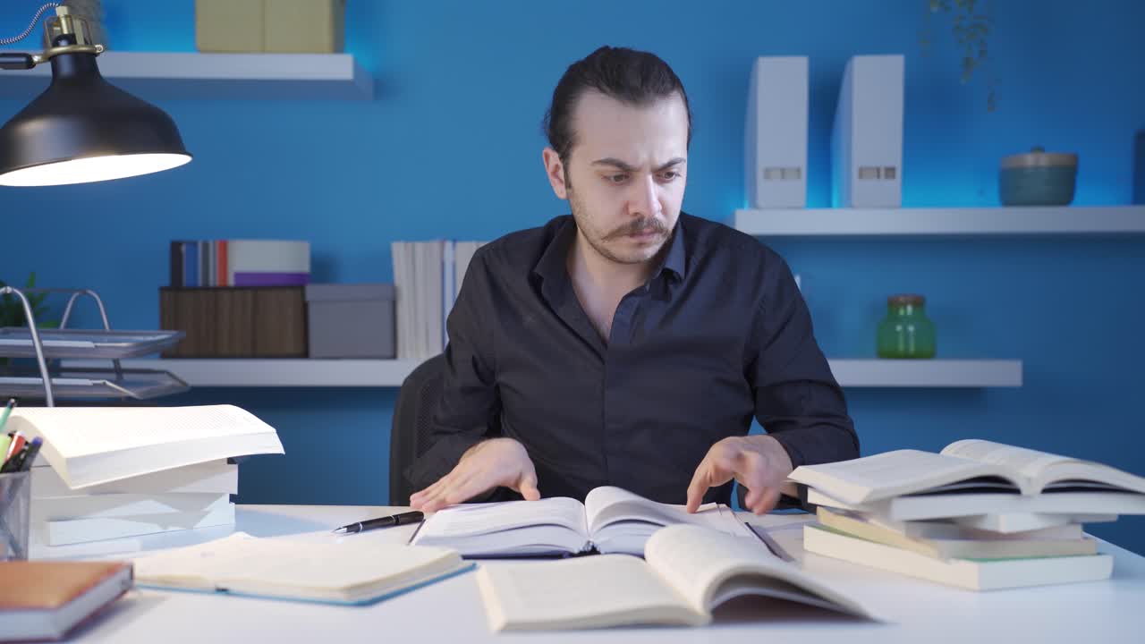 el joven que hace la investigación está abrumado y aburrido.