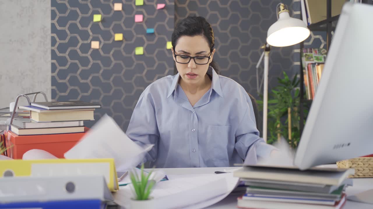 una mujer de negocios estresada y ocupada.